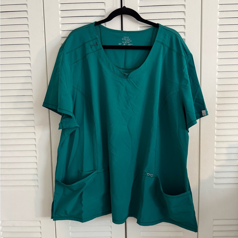 Cherokee Infinity Women’s 3 pocket STRETCH Round neck Scrub Top in HUNTER